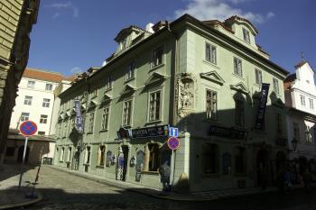 dům na nároží Dražického nám. a Míšeňské ul.  ( © Milan Caha 08/2007)