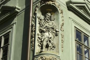 socha sv. Josefa s Ježíškem od F. Geigera z let 1709–14 a domovní znamení ( © Milan Caha 08/2007)