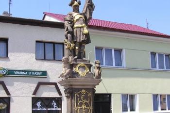 celkový pohled na sochu sv. Floriána na náměstí v Paskově ( © Jan P. Štěpánek 06/2009)
