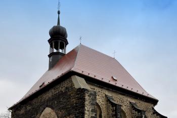 Kostel sv. Barbory od západu. ( © Radovan Smokoň 03/2010)