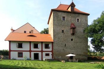 Celkový pohled na již opravenou tvrz ( © Filip Matoušek 08/2005)