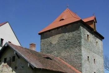 Lštění - tvrz (© Jana Herianová 2003)