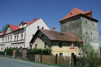 Lštění - tvrz (© Jana Herianová 2003)