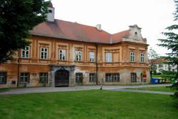 hlavní zámecké průčelí se léty nemění....škoda (© D Dohňanský, 06/2014)