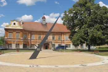 Ještě nedávnou zámeckou kašnu vystřídaly sluneční hodiny ( © Dušan Dohňanský 08/2019)