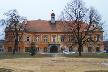 Vstupní jihovýchodní průčelí (© Michal Brůža, 03/2010)