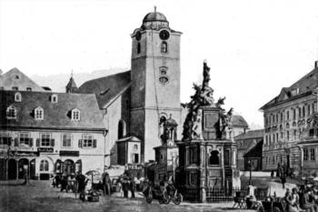 Novoměstské (dnešní Sokolovské) náměstí s mariánským sloupem a kostelem v pozadí kolem r. 1860 ( © Kühn, Karl F.: Topographie der historischen und Kunstgeschichtlichen Denkmale in der Tschechoslowakischen Republik, A. Land Böhmen, LI. Der Bezirk Reichenberg, R.M. Rohrer Verlag, Brünn - Prag - Leipzig - Wien 1934)