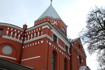 boční průčelí ( © Milan Caha 03/2010)