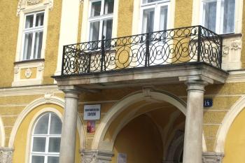 klasicistní balkon ( © Milan Caha 03/2010)