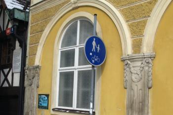 detail průčelí - zazděné loubí ( © Milan Caha 03/2010)