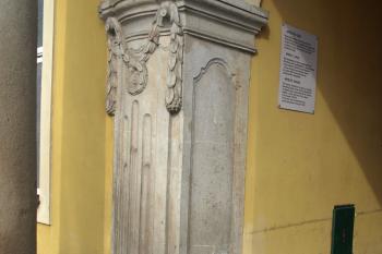 detail výzdoby fasády ( © Milan Caha 03/2010)