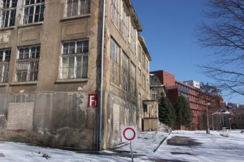 Pohled na bývalý pavilon interny od někdejšího tuberkulosního pavilonu ( © Ivan Grisa 03/2010)