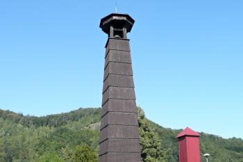 dřevěná zvonice na návsi ( © Jan P. Štěpánek 08/2009)