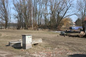 Pohled na tvrziště od silnice z jihu ( © Petr Nožička 03/2010)