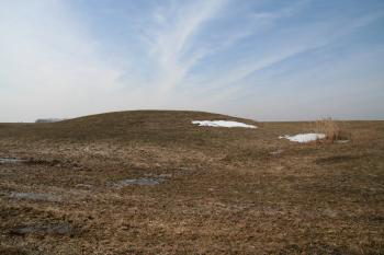 Pahorek tvrze s patrným příkopem vpravo ( © Petr Nožička 03/2010)