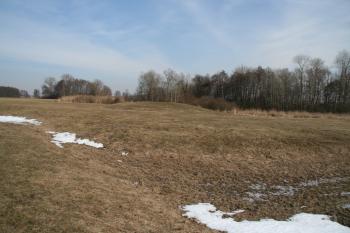 Srpovitý val tvrze, kterému předcházel příkop ( © Petr Nožička 03/2010)