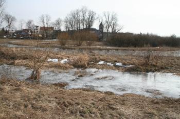 Pohled na tvrziště od severu přes tři příkopy ( © Petr Nožička 03/2010)