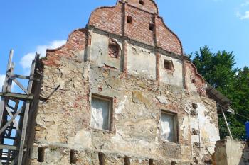 západní průčelí tvrze (© Pavel P., 08/2014)
