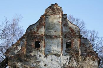 Východní průčelí  - renesanční etážový štít s polopilířky a zbytky sgrafit  ( © Filip Matoušek 01/2008)