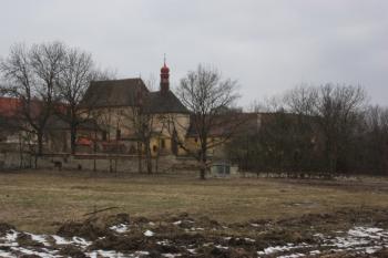 Klášter od jihovýchodu přes zámeckou zahradu ( © Ivan Grisa 03/2010)