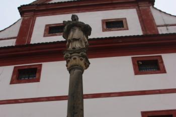 Sloup se sochou sv. Jana Nepomuckého u severního průčelí špýcharu ( © Ivan Grisa 02/2011)