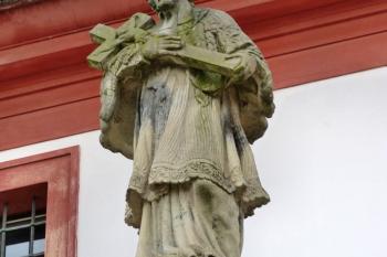 Špýchar a socha sv. Jana Nepomuckého ( © František Kinař 05/2017)