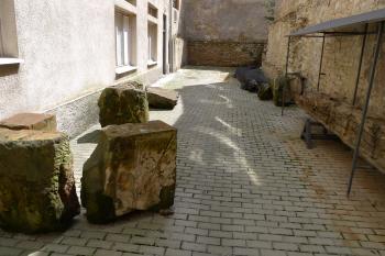 kamenné a dřevěnné části starého mostu (© Karel Husák, 07/2011)