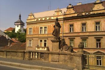 Socha Čechie a českého lva na konci nájezdové rampy kamenného mostu. V pozadí roudnická Hláska. (© Vladimir Koci, 08/2012)