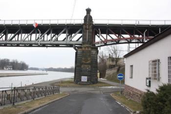 Pilíř na levém břehu s městským znakem ( © Ivan Grisa 03/2010)