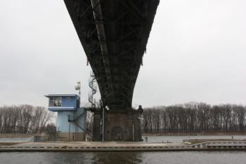 Průhled pod mostem směrem k pravému břehu ( © Ivan Grisa 03/2010)