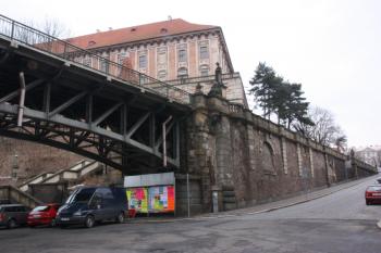 Jižní nájezdová rampa, v pozadí zámek ( © Ivan Grisa 03/2010)