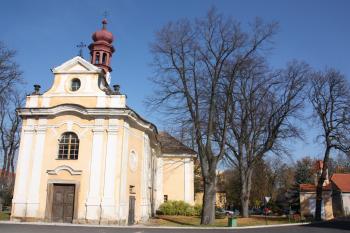 Kostel a kaple sv. Jana Nepomuckého od západu ( © Ivan Grisa 10/2010)