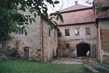 Nádvoří zámku (© 2001 Vlky, Jirka Čížek)