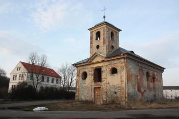 Kostel a bývalá evangelická škola od jihozápadu ( © Ivan Grisa 03/2010)