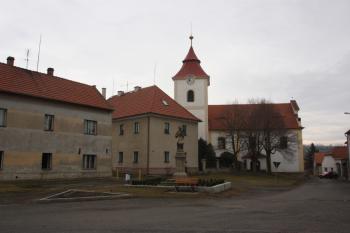 Kostel od severu (z návsi) ( © Ivan Grisa 03/2010)