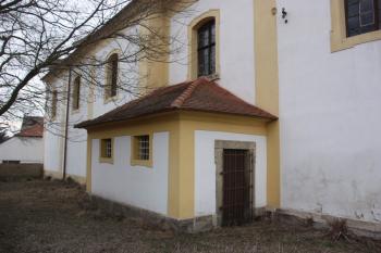 Jižní bok kostela se sakristií ( © Ivan Grisa 03/2010)