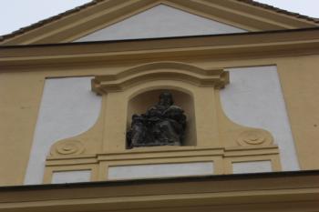 Velmi zvětralá socha sv. Anny v západním štítu ( © Ivan Grisa 03/2010)