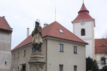 Socha sv. Jana Nepomuckého na návsi severně od kostela ( © Ivan Grisa 03/2010)