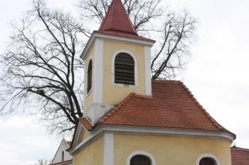 Kaple 14 svatých pomocníků na návsi, asi 100 m východně od zámečku ( © Ivan Grisa 03/2010)