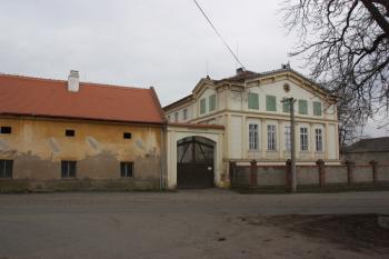 Vjezd do dvora, zámeček vpravo ( © Ivan Grisa 03/2010)