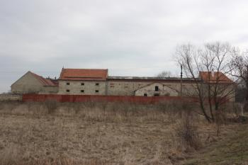 Dvůr od západu ( © Ivan Grisa 03/2010)