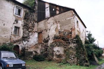 Zadní trakt tvrze (© Vlky, Jirka Čížek)