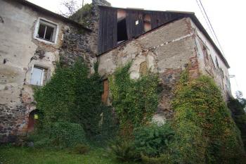 křídlo s bránou - pohled od východu (© Petr Pospíšil, 10/2014)