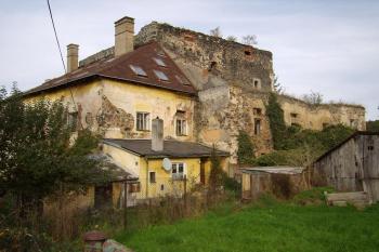 pohled od jihu - částečně zřícená střecha (© Petr Pospíšil, 10/2014)