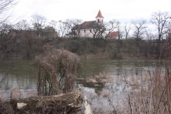 Kostel z levého břehu Ohře (od severu) ( © Ivan Grisa 03/2010)