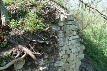 o kousek dál pozůstatky hradu Šebín (© František Kinař, 04/2012)