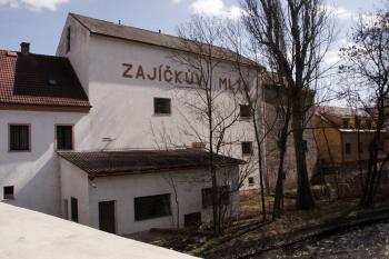 Budova mlýna z mostu přes náhon ( © Iva Spurná 3.4.2010)