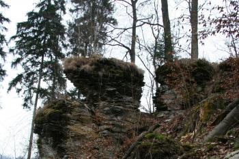 Skalní útvary na okraji hradiště ( © Petr Nožička 03/2010)