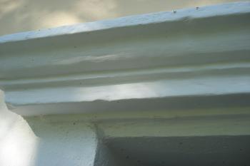 Detail druhotně použitého pískovce z tvrze v Nemili (© Jaromír Schoffer, 03/2010)