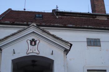 Pohled na hlavní vstup do pivovaru,nad vchodem litinový erb Hrabat Mitrovských (© Jaromír Schoffer, 03/2010)